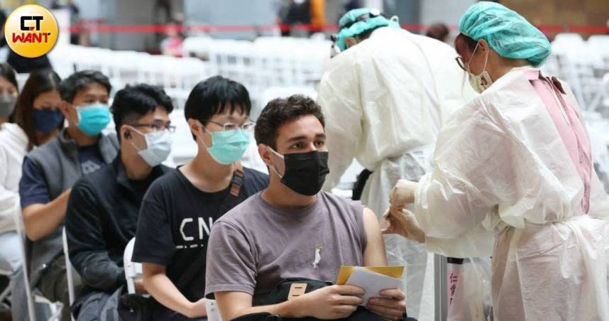 台灣疫情升溫，確診者每天倍數成長。（示意圖／趙世勳攝）