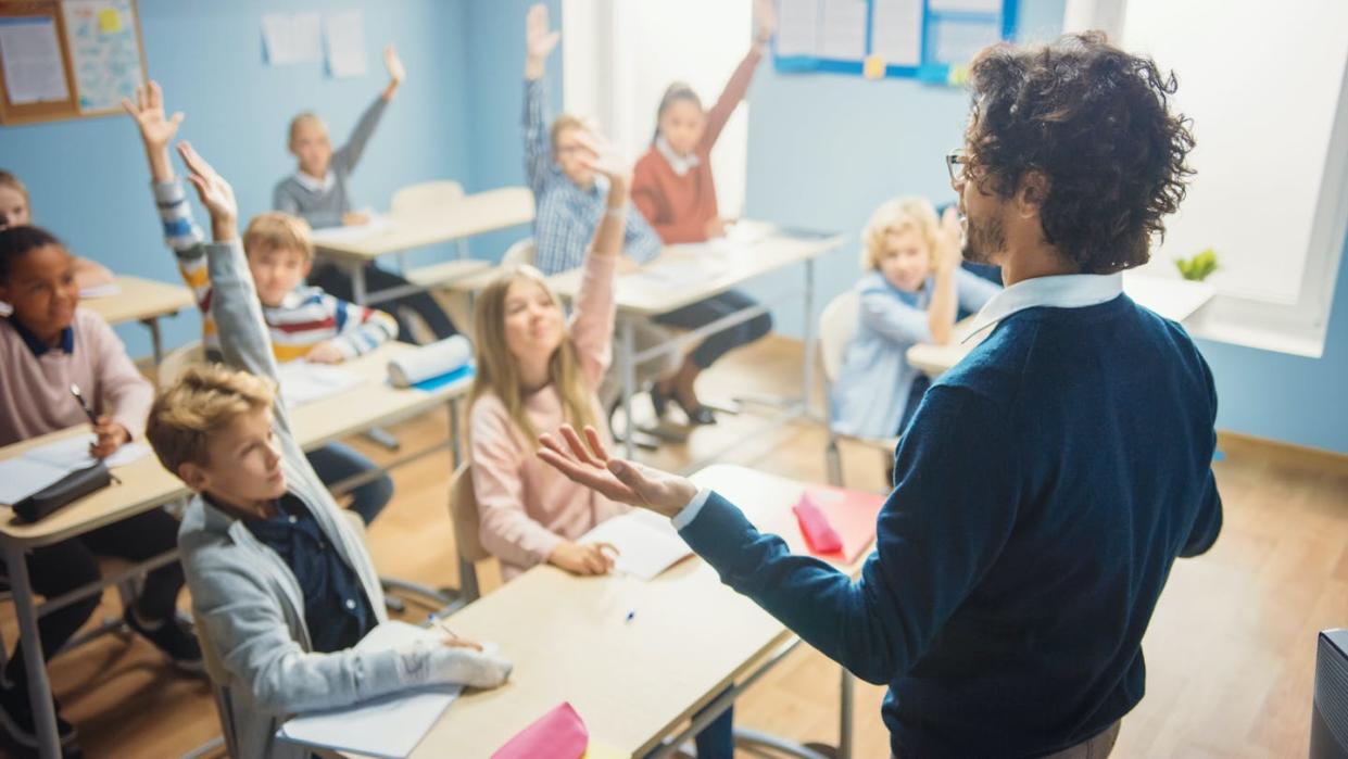 <a href="https://www.shutterstock.com/es/image-photo/elementary-classroom-diverse-bright-children-listening-1767333980" rel="nofollow noopener" target="_blank" data-ylk="slk:Gorodenkoff / Shutterstock;elm:context_link;itc:0;sec:content-canvas" class="link ">Gorodenkoff / Shutterstock</a>