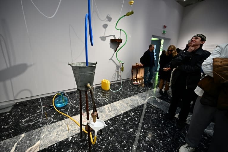 La instalación del artista japonés Yuko Mohri en la Bienal de Venecia, Italia, el 17 de abril de 2024 (GABRIEL BOUYS)