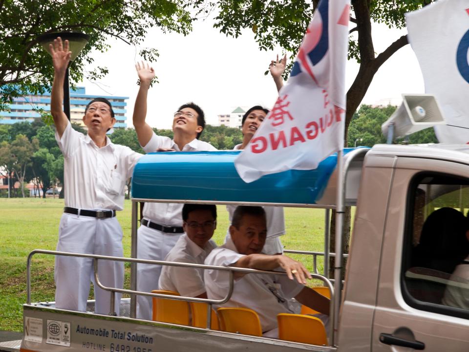 The PAP convoy making the rounds around Hougang estate on Sunday morning. (Yahoo! photo/Alvin Ho)