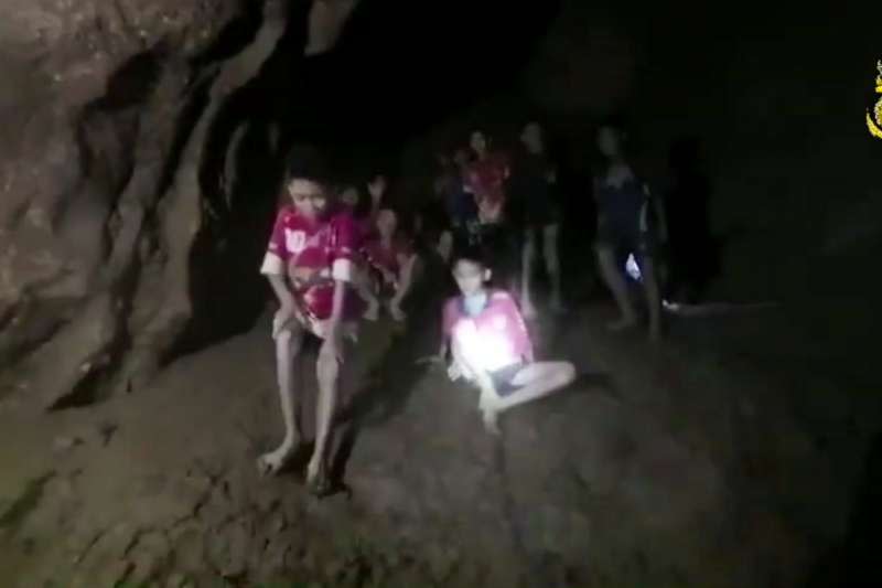2018年7月2日深夜，泰國清萊府失蹤10天的13名青少年足球隊員與教練，在地下洞穴被尋獲，全員平安（AP）