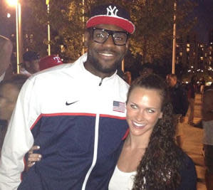 LeBron James y Lauren Perdue se encontraron en la Villa Olímpica. (Foto: Twitter @GlassJoeJP)