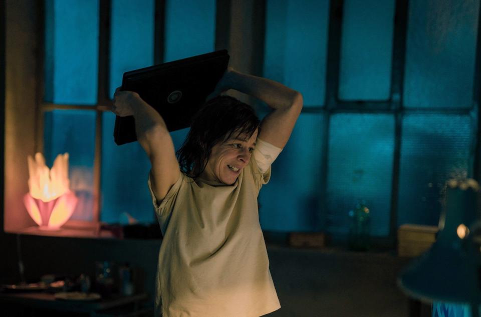 Julia (Bernadette Heerwagen) rastet in ihrer Wohnung aus - und ein Laptop muss dran glauben. (Bild: SWR/Christian Koch)