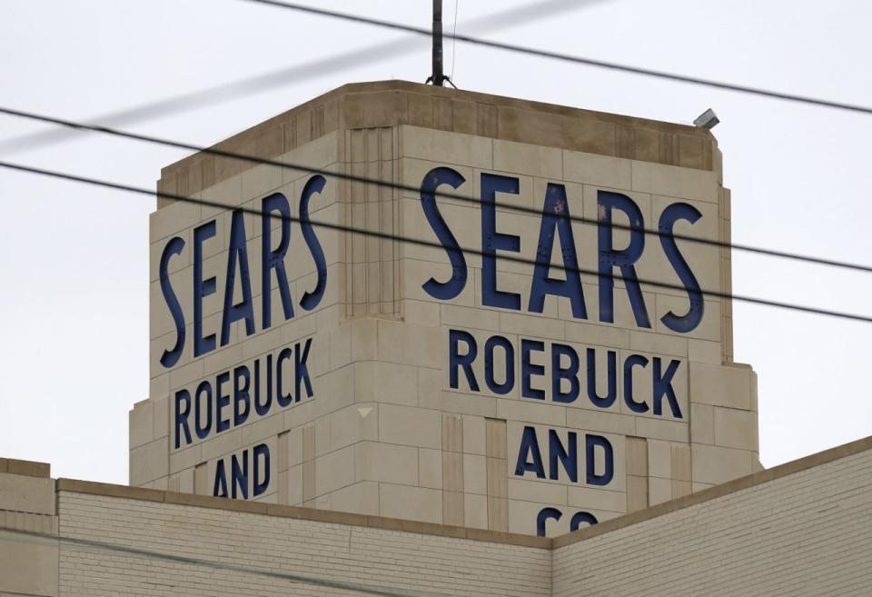 Ein Schild eines Sears-Kaufhauses, am Montag, 15. Oktober 2018, in Hackensack, New Jersey. Sears gab unter einer massiven Schuldenlast und den erstaunlichen Verlusten nach und beantragte am 11. Juni den Konkursschutz. (AP Foto / Seth Wenig) 