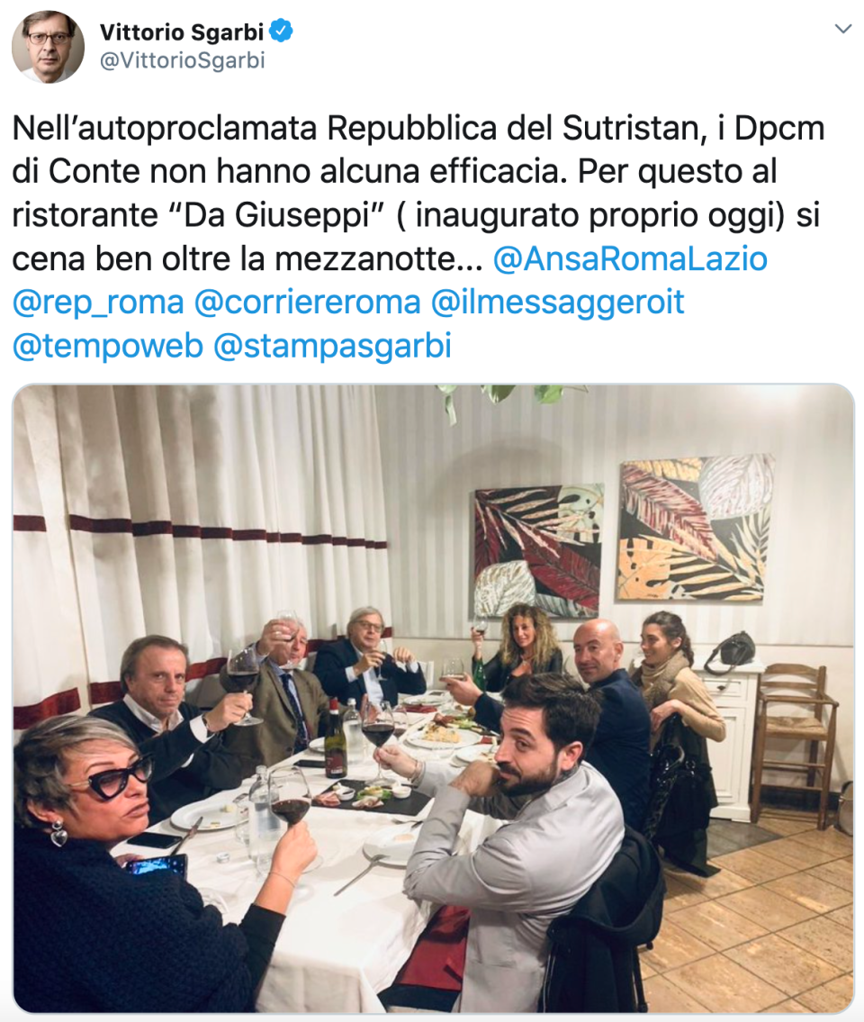 Sgarbi a cena dopo mezzanotte (Twitter)