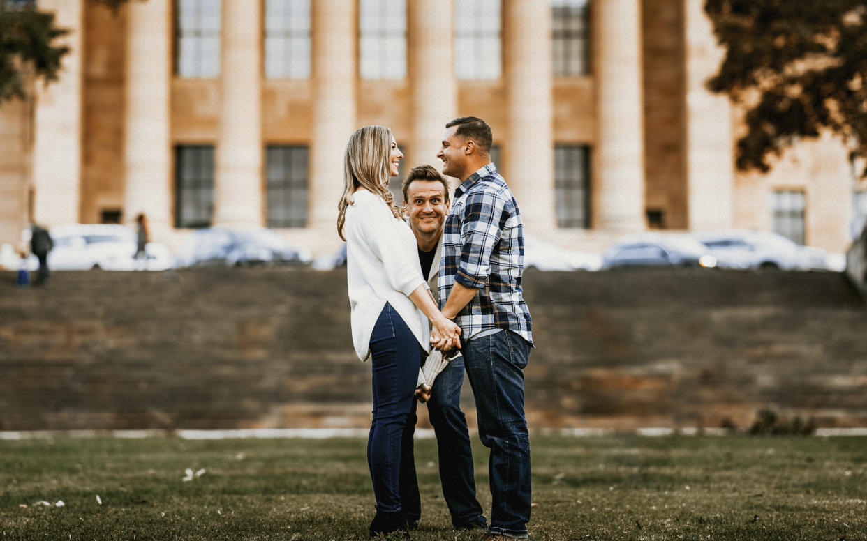 Jason Segel photobombs Joe Fetrow and Megan Monaco's engagement photo shoot in Philadelphia. (Photo: Twisted Oaks Studio)