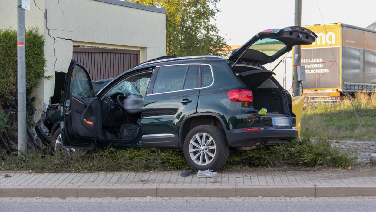 Ein beschädigter SUV steht nach einem Unfall vor einer Garage. Ein 79 Jahre alter Autofahrer hat eine Fußgängerin tödlich verletzt. Auch die 76-jährige Beifahrerin sei bei dem Unfall gestorben. Foto: Fabian Peikow/thueringen112.de