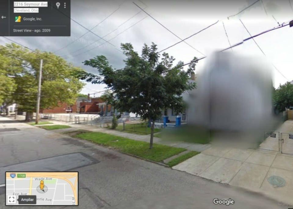 <p>En el número 2207 de la Avenida Seymour de Cleveland, en el estado de Ohio, aparece una mancha borrosa que tapa completamente la llamada Casa de los Horrores. Se trata de la vivienda de Ariel Castro, un violador que se encuentra actualmente cumpliendo cadena perpetua tras mantener secuestradas a varias mujeres en su casa durante años. Google Maps tomó la decisión de ocultar este lugar para evitar que los curiosos lo visitaran virtualmente. (Foto: Google Maps). </p>