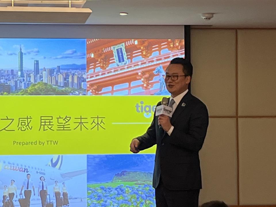 台灣虎航董事長陳漢銘年終記者會宣布年終平均10.8個月及8月轉一般上市版。圖/記者葉憶如攝
