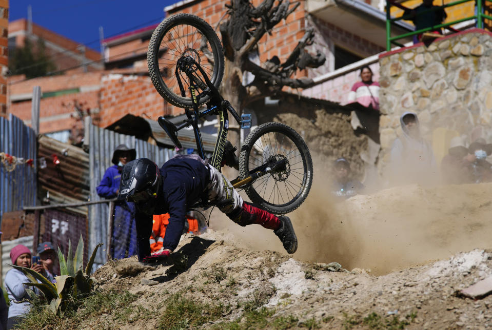 El ciclomontañista Carlos Barrientos cae durante la competencia de descenso libre en La Paz, el 21 de mayo de 2023 (AP Foto/Juan Karita).