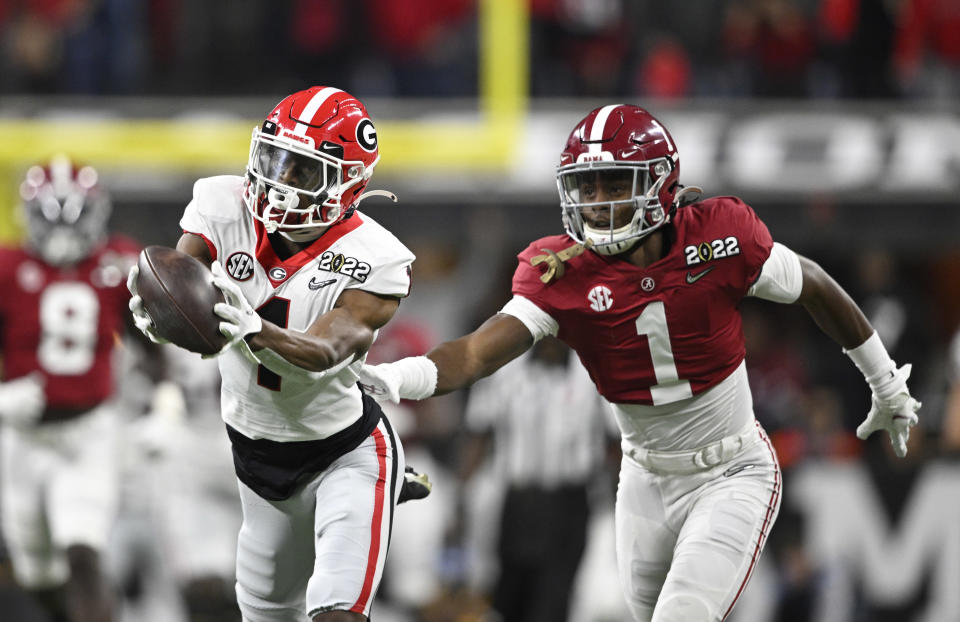Jan 10, 2022; Indianapolis, IN, USA; Georgia Bulldogs wide receiver <a class="link " href="https://sports.yahoo.com/nfl/players/34007/" data-i13n="sec:content-canvas;subsec:anchor_text;elm:context_link" data-ylk="slk:George Pickens;sec:content-canvas;subsec:anchor_text;elm:context_link;itc:0">George Pickens</a> (1) catches a pass against Alabama Crimson Tide defensive back Kool-Aid McKinstry (1) in the first quarter during the 2022 CFP college football national championship game at Lucas Oil Stadium. Mandatory Credit: Marc Lebryk-USA TODAY Sports