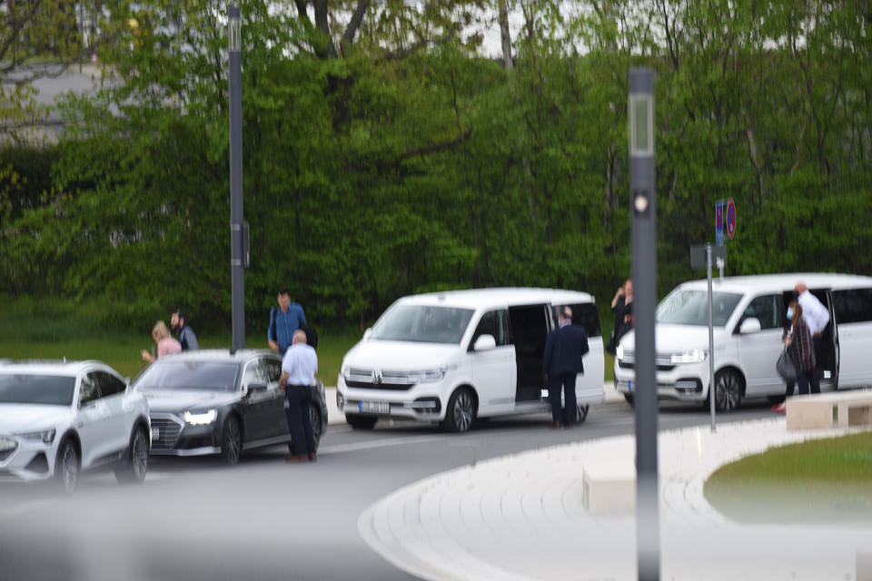 Die Delegation eilt zum Konvoi. 