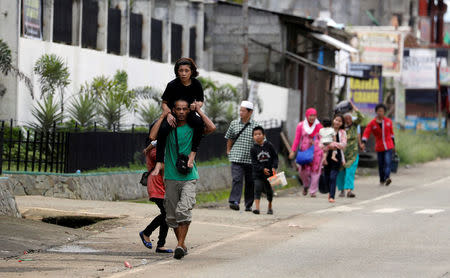 Residents flee in the residential neighbourhood of Marawi City as fighting rages between government soldiers and the Maute militant group, in southern Philippines May 27, 2017. REUTERS/Erik De Castro