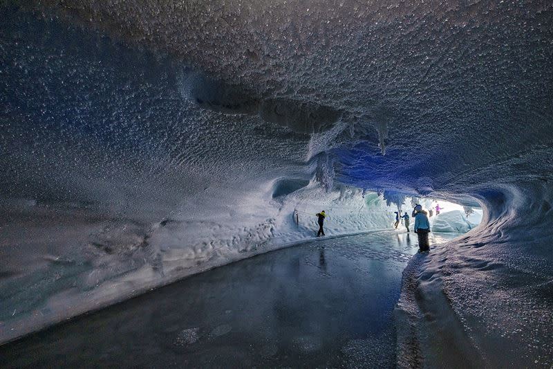 看準2023旅遊潮，私享旅遊推出7天6夜南極極地Glamping，圖為南極極地冰層山脈。（圖／旅宿業者提供）