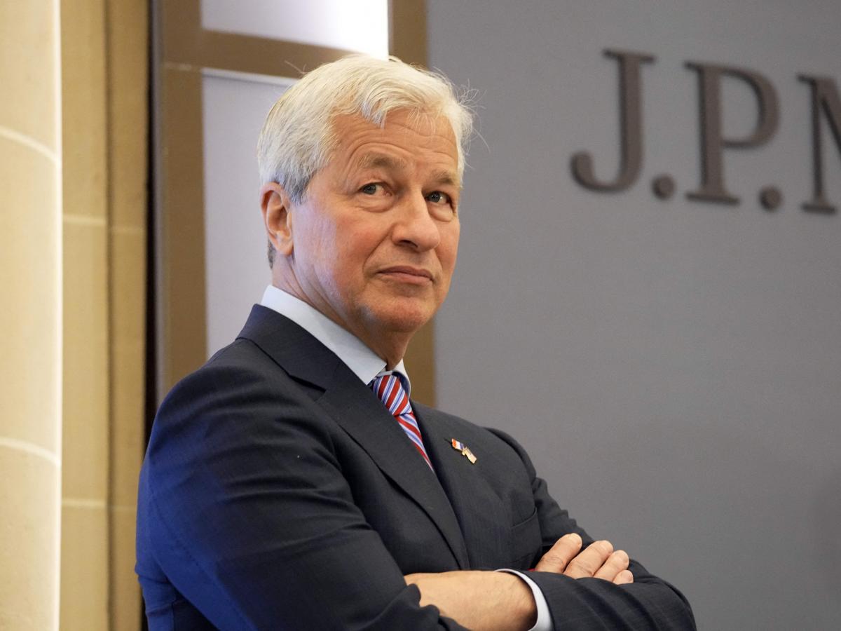 reports a Q4 earnings beat but CEO Jamie Dimon warns of