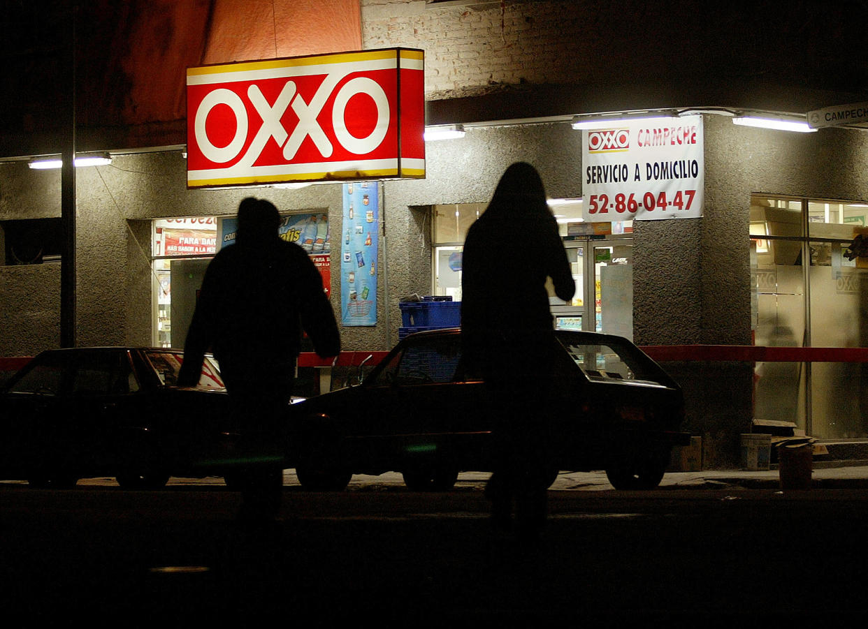 An Oxxo convenience store attracts late night customers in Mexico City,
July 30, 2003. Oxxo is part of a nationwide chain open 24 hours every
day. REUTERS/Henry Romero/BIZFEATURE-MEXICO-RETAIL

HR