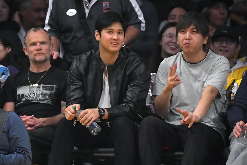 Shohei Ohtani watches a Lakers game with Ippei Mizuhara.