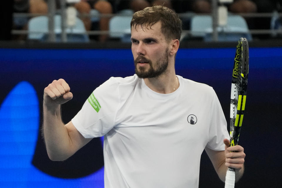 El alemán Oscar Otte reacciona después de derrotar a Dalibor Svrcina, de República Checa, en el enfrentamiento del Grupo C del torneo de tenis United Cup, en Sidney, Australia, el domingo 1 de enero de 2023. (AP Foto/Mark Baker)