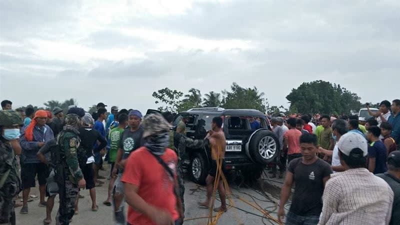 民眾合力展開救援，車內13人不幸喪命。（圖／翻攝自Province of Kalinga臉書）