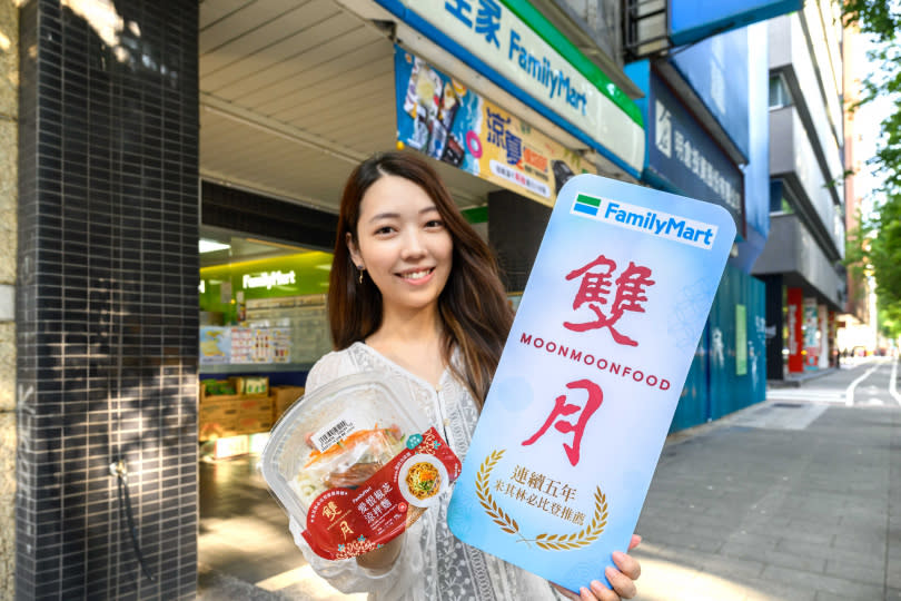 「全家」將雙月店內招牌必點「愛恨椒芝麵」變身涼麵版，推出「愛恨椒芝涼拌麵」，搭配雲林在地小黃瓜、紅蘿蔔等國產食材，簡單組合百吃不膩！