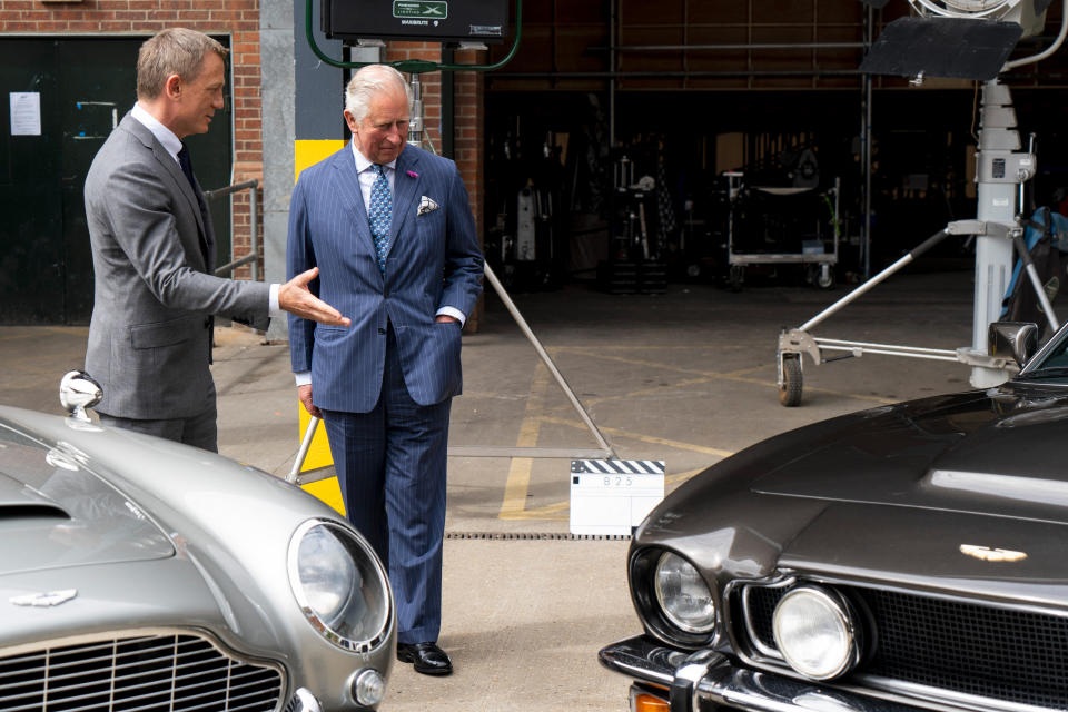 Prinz Charles zusammen mit Daniel Craig am Set von "James Bond". (Bild: Getty Images)