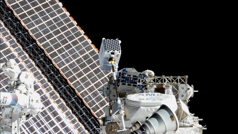 The NICER telescope outside the ISS where it studies neutron stars and other X-ray source. - Photo: NASA