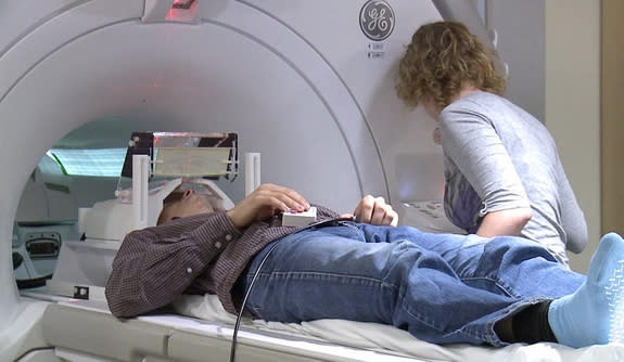 Participante preparándose para un escáner cerebral con una máquina de fMRI.