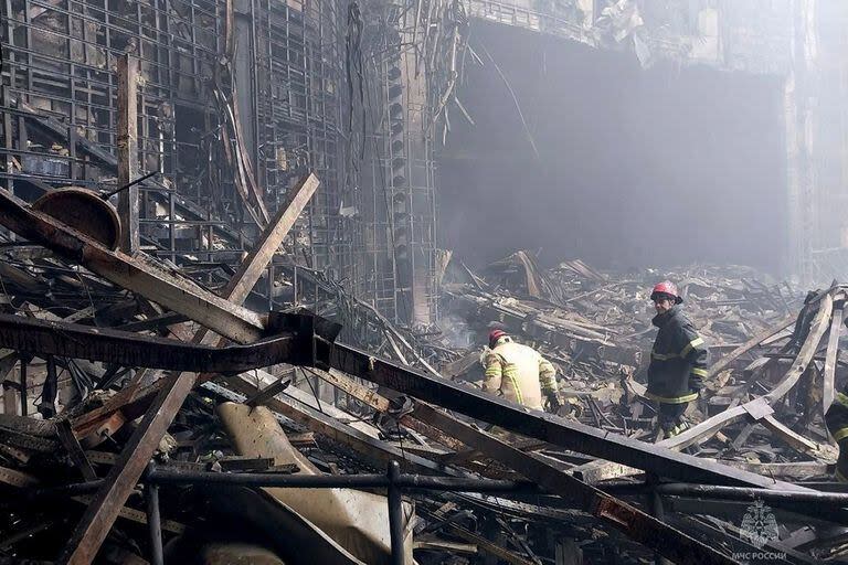 La sala de conciertos de Moscú quedó destruida por el incendio. (Russian Emergency Ministry Press Service via AP)