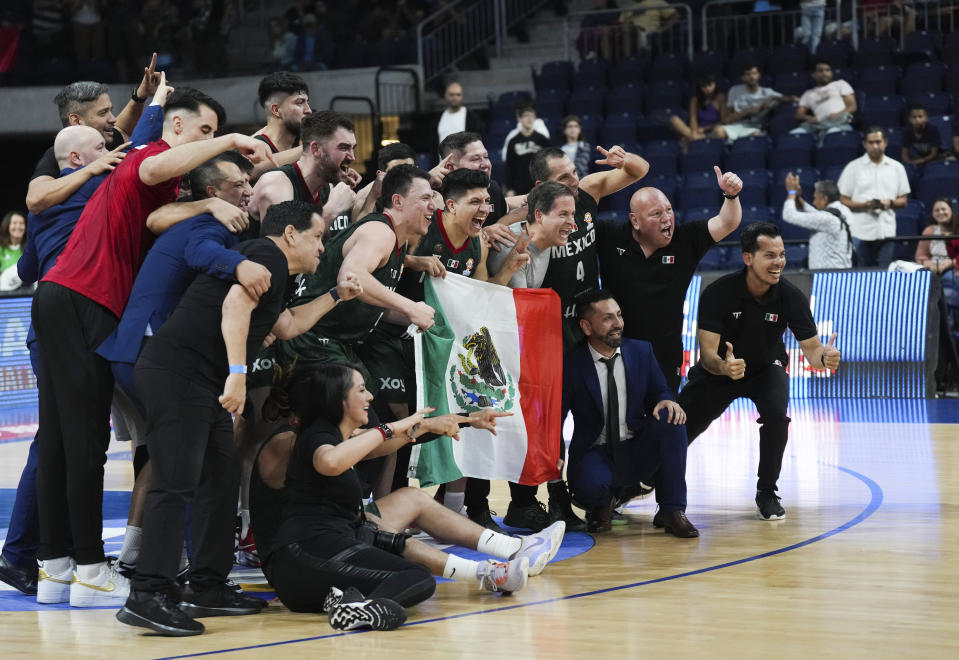 Los jugadores de México festejan tras vencer a Uruguay para clasificarse a la Copa Mundial de baloncesto, el domingo 26 de febrero de 2023, en Montevideo. (AP Foto/Matilde Campodónico).