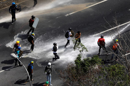 Demonstrators clash during riots at a march to state Ombudsman's office in Caracas, Venezuela May 29, 2017. REUTERS/Carlos Garcia Rawlins