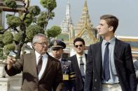 También desde muy joven tuvo la responsabilidad de representar a su país en el extranjero. El padre de Leonor y Sofía visita el palacio real de Bangkok junto al príncipe tailandés Subhadradis Diskul. (Foto: Pornvilai Carr / Getty Images)