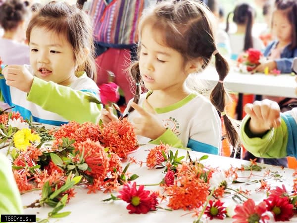 六堆園區邀請學童一起做盤花祭祀伯公。（記者陳真攝）