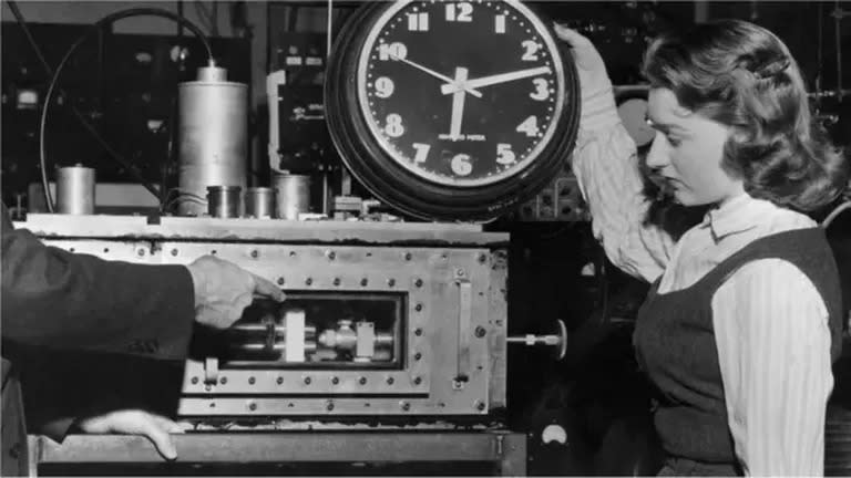 Uno de los primeros relojes atómicos "máser" a mediados de la década de 1950