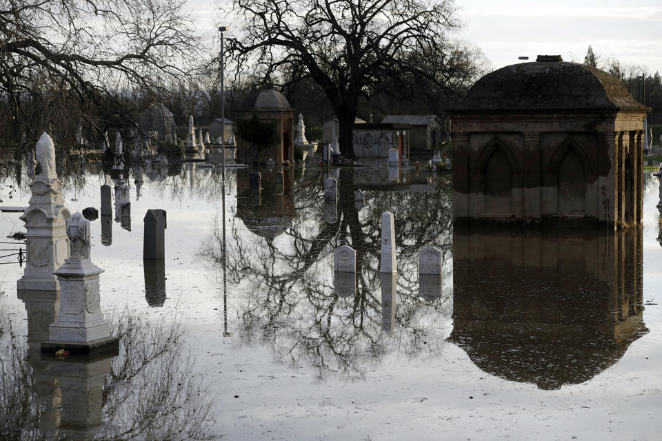 Damaged dam threatens Northern California towns