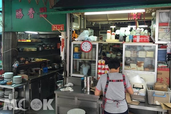 勝香園是一個毫不起眼的室外食肆，以其招牌番茄通粉和檸檬脆脆而聞名（圖片提供／TripAdvisor）