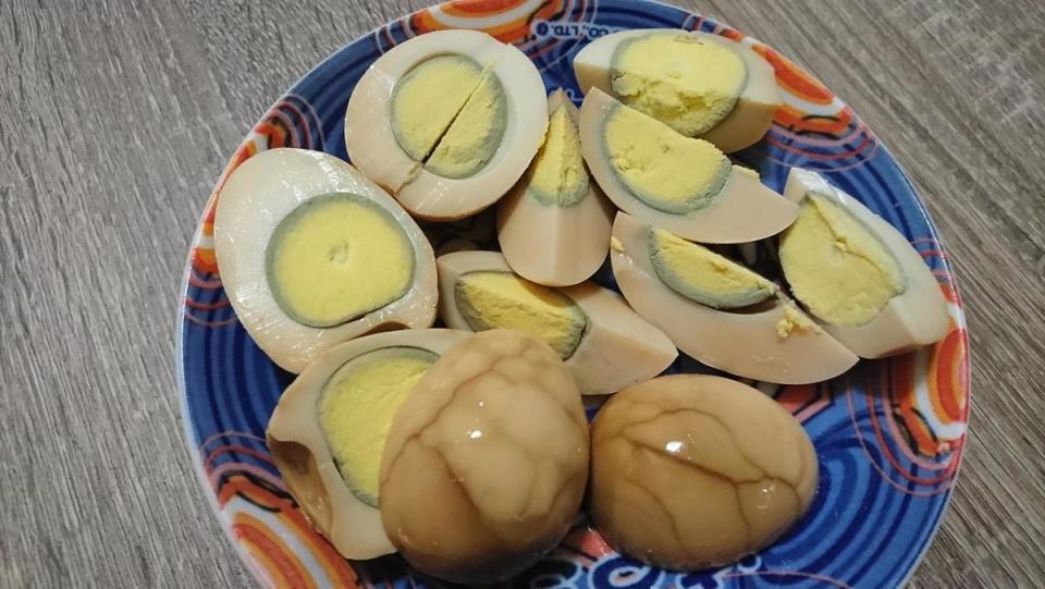 網友還貼出將那顆「沒蛋黃」的茶葉蛋翻面的照片，證明自己所言不假。（翻攝自「爆廢公社公開版」臉書）