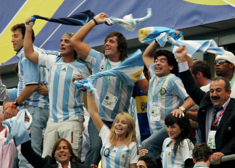 Hier feiert Diego Maradona einen Sieg der Nationalelf bei der WM 2006 - gemeinsam mit seiner Familie. Apropos: Neben seinen bekannten Kindern hatte Maradona auch "überraschenden" Nachwuchs. Seinen Sohn Diego Armando jr. aus der Neapel-Zeit erkannte er erst 2016 an, 2019 bekannte er sich zu drei weiteren Kindern, aus der Zeit seiner Kur auf Kuba. (Bild: 2006 Getty Images/Vladimir Rys)