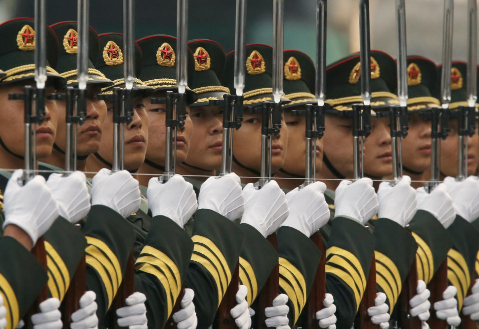 Members of the honour guard use a string to ensure that they are standing in a straight line, ahead of a welcoming ceremony for Australia's Governor-General Quentin Bryce, hosted by Chinese President Xi Jinping outside the Great Hall of the People in Beijing, October 17, 2013. 
REUTERS/Kim Kyung-Hoon (CHINA - Tags: POLITICS MILITARY TPX IMAGES OF THE DAY)