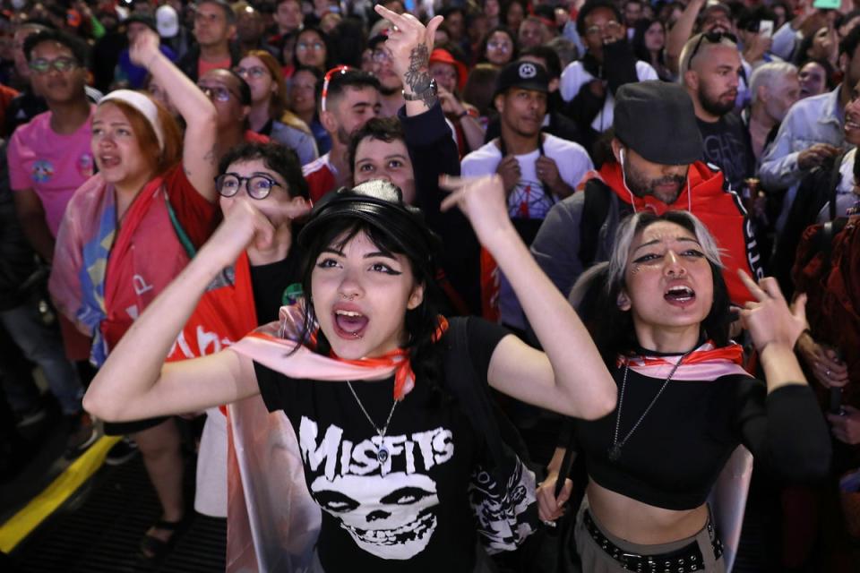 Supporters of former president Luiz Inacio Lula da Silva shout slogans as waiting for results at the end of the general election day (Getty Images)