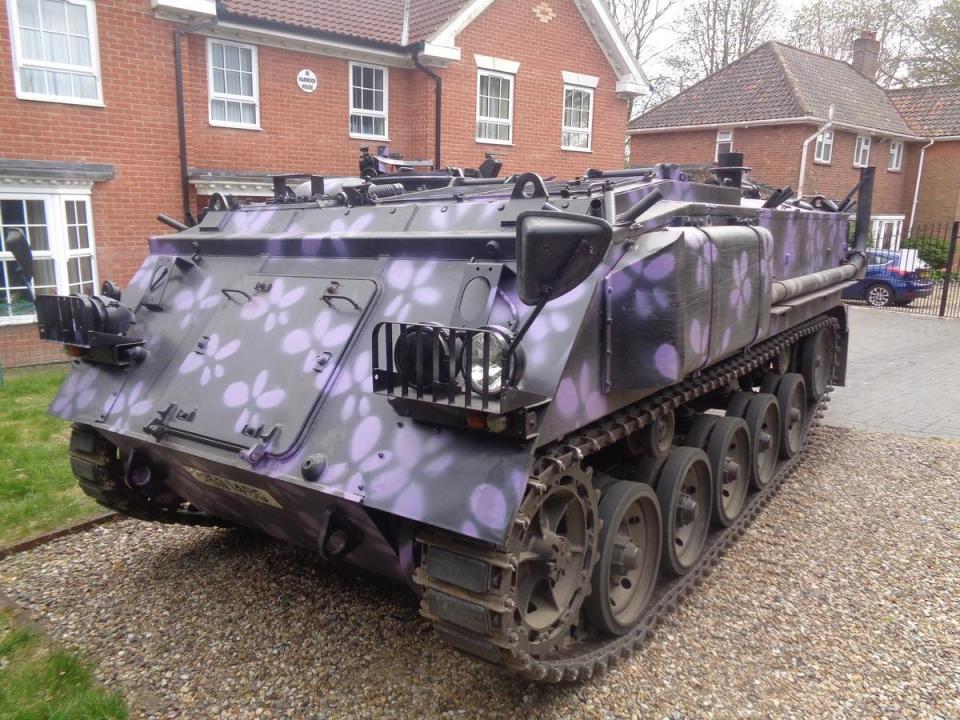 梅林在路上駕駛FV-432陸軍裝甲車，常吸引路人側目。（翻攝Tank Taxi Facebook）