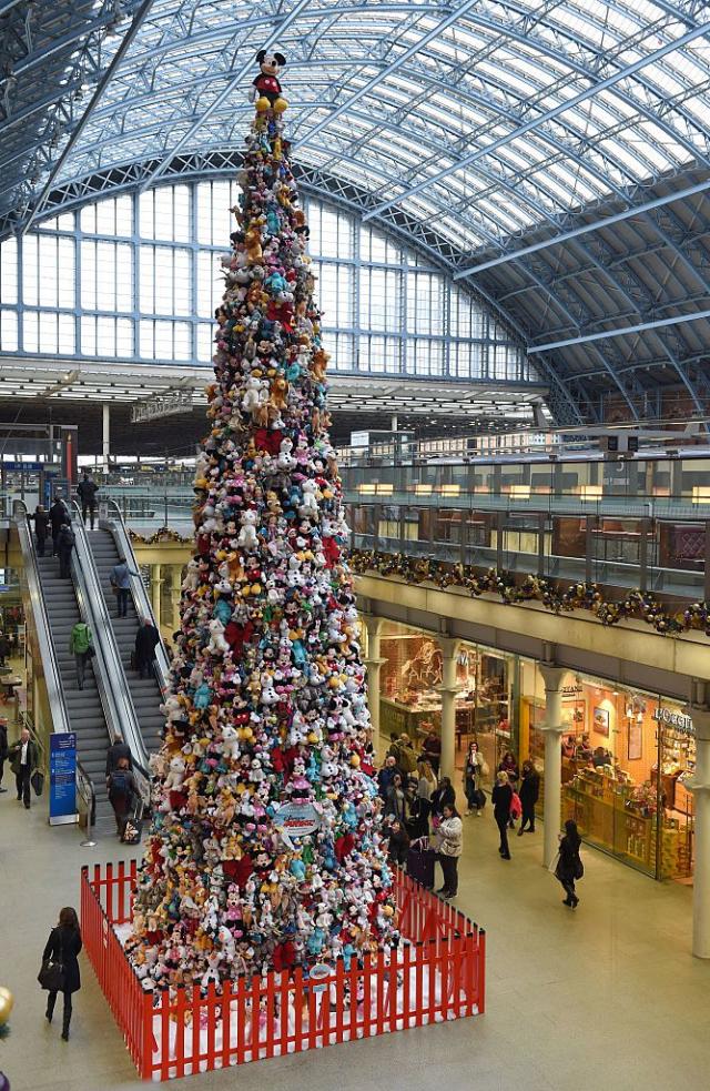 Vogue France - Saturday, Le Bon Marché Rive Gauche reopened its doors! What  if we went to admire these spectacular Christmas decorations while  respecting barrier gestures? © Instagram @lebonmarcherivegauche