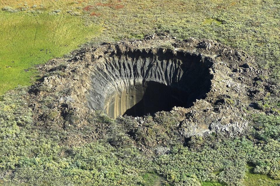 Ein aus einem Helikopter fotografierter Krater auf der Yamal-Halbinsel. - Copyright: VASILY BOGOYAVLENSKY/AFP via Getty Images