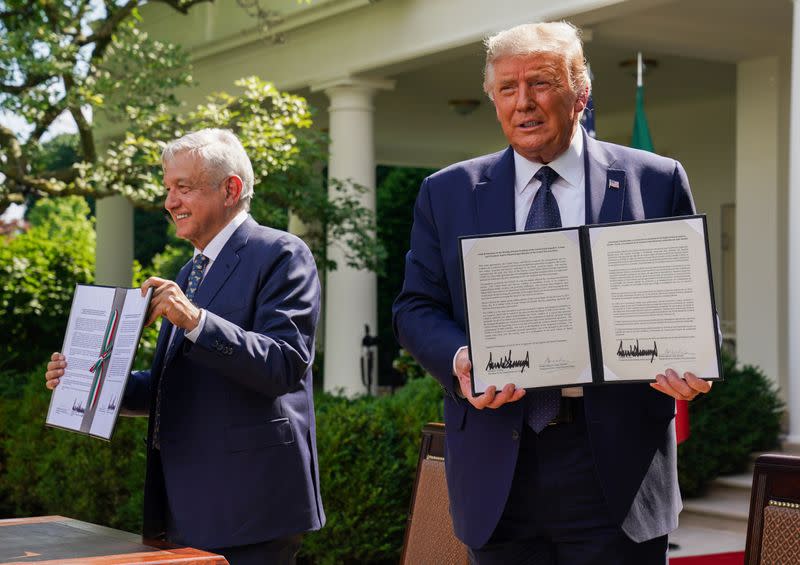 Foto del miércoles del presidente de EEUU, Donald Trump, y su par de Mexico, Andres Manuel Lopez Obrado, en la Casa Blanca, sosteniendo copias de una declaración conjunta firmada por ambos