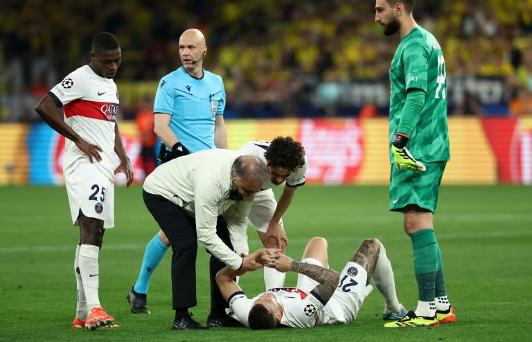 Lucas Hernández es atendido tras lesionarse en la primera parte de la derrota del París Saint-Germain ante el Borussia Dortmund en la ida de las semifinales de la Liga de Campeones. En Dortmund (oeste de Alemania), el 1 de mayo de 2024 (FRANCK FIFE)