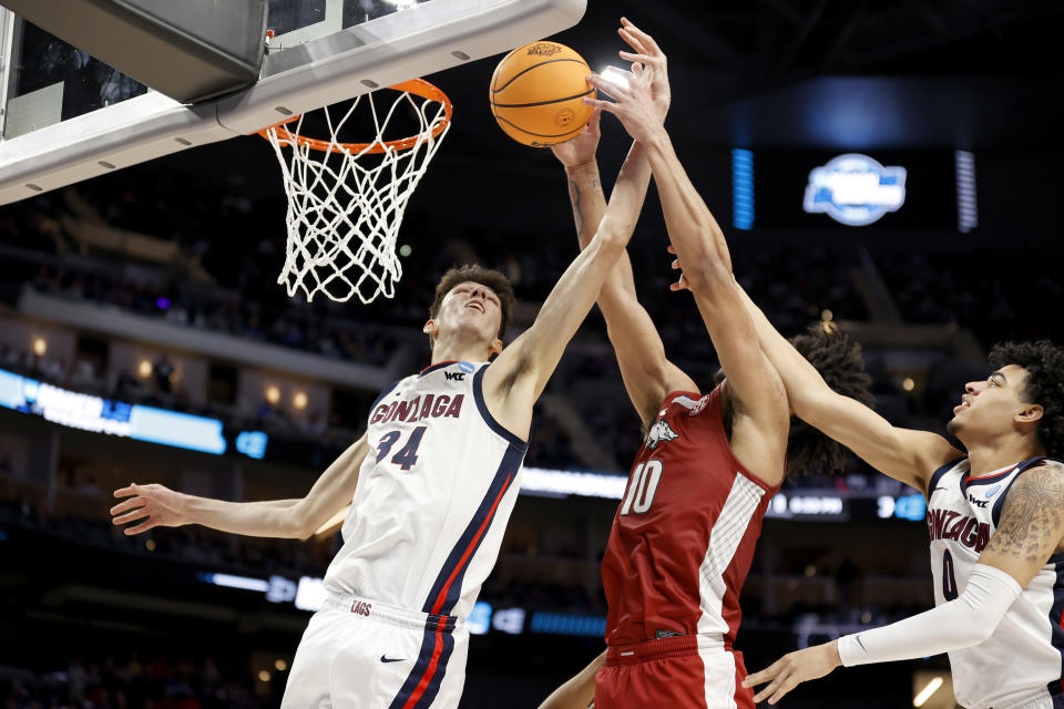 SAN FRANCISCO, CALIFORNIA - MARCH 24: Jaylin Williams #10 of the Arkansas Razorbacks shoots the ball over Chet Holmgren #34 of the Gonzaga Bulldogs in the Sweet Sixteen round game of the 2022 NCAA Men's Basketball Tournament at Chase Center on March 24, 2022 in San Francisco, California. (Photo by Steph Chambers/Getty Images)