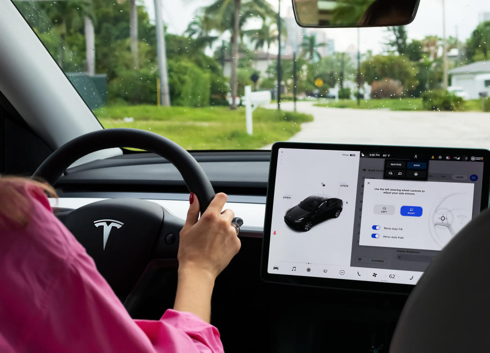 Consola sin botones físicos de un Tesla Model Y durante una prueba de conducción en Miami - Getty