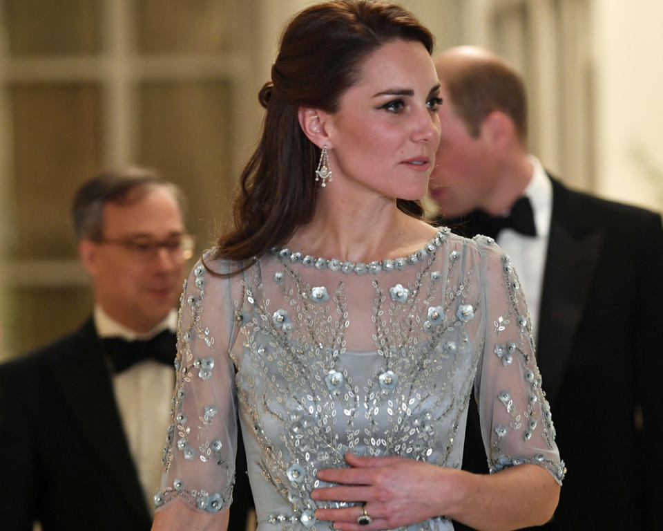 <p>Dass Kate dem Titel nach gar keine Prinzessin ist, vergisst man angesichts dieses Auftrittes ganz schnell. Die Herzogin von Cambridge trug an ihrem ersten Abend in Paris ein Traumkleid, das umgehend Vergleiche mit Eiskönigin Elsa heraufbeschwörte. (Bild: AFP) </p>