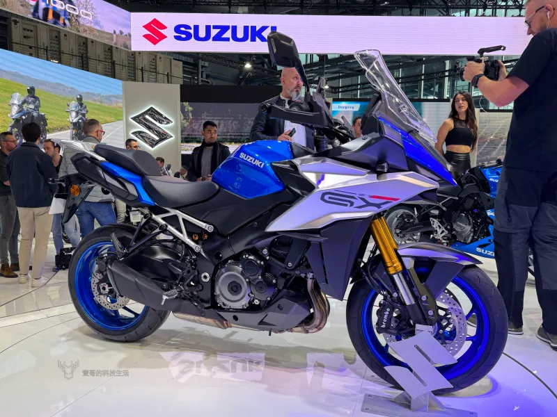 <cite>SUZUKI 攤位上許多人圍著兩台重點車款，一台是 GSX-8R街跑，另一台是定位在多功能旅行車的 GSX-S1000GX。（圖／壹哥的科技生活提供）</cite>