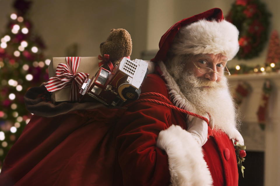 Den Kindern ist es herzlich egal, wie die richtige Bezeichnung lautet: Weihnachtsmann, Christkind, Santa Claus – egal, Hauptsache, er oder sie hat Geschenke dabei! (Bild: Getty Images)