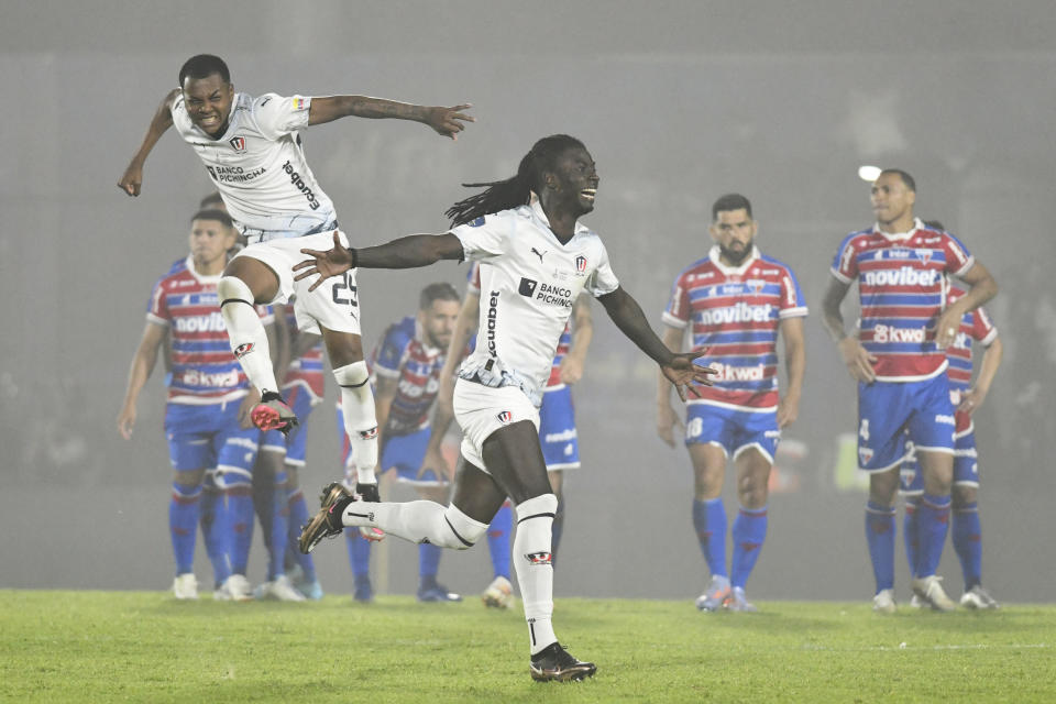 Players of Ecuador's Liga Deportiva Universitaria celebrate after winning a Copa Sudamericana final soccer match against Brazil's Fortaleza at Domingo Burgueno stadium in Maldonado, Uruguay, Saturday, Oct. 28, 2023. Liga Deportiva Universitaria won 4-3 in a penalty shootout after the match ended tied 1-1. (AP Photo/Santiago Mazzarovich)